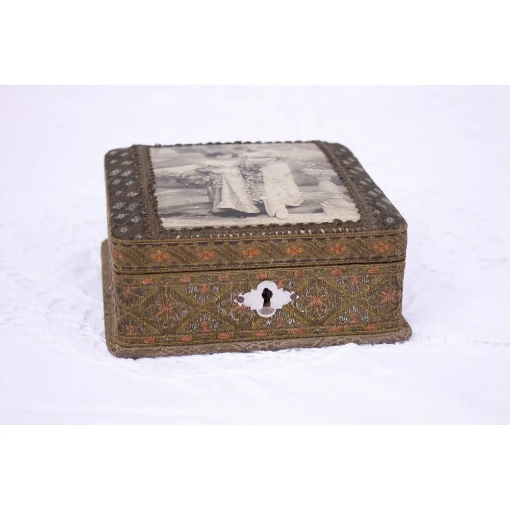 Vintage jewelry box 2 pretty flower girls, French brocade ribbon covered trinket - Picture 9 of 9